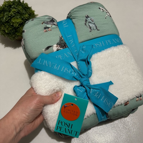 Posh Peanut NWT Limited Edition Wallace Patio Knight Print Plush Papiok Blanket - Picture 2 of 6